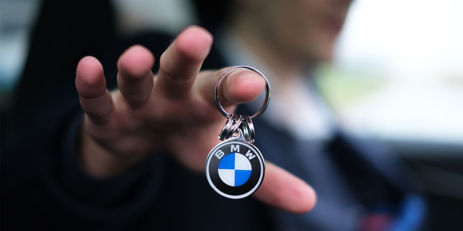 BMW-1-Serie-Zwart-voorkant-zijkant-industrieterrein-mobiel