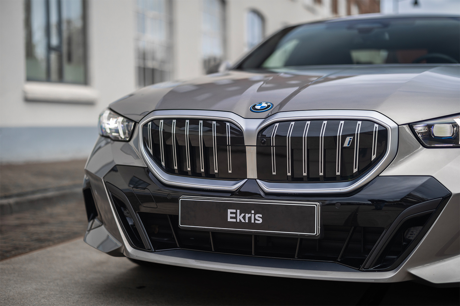 BMW-1-Serie-Zwart-voorkant-zijkant-industrieterrein-mobiel