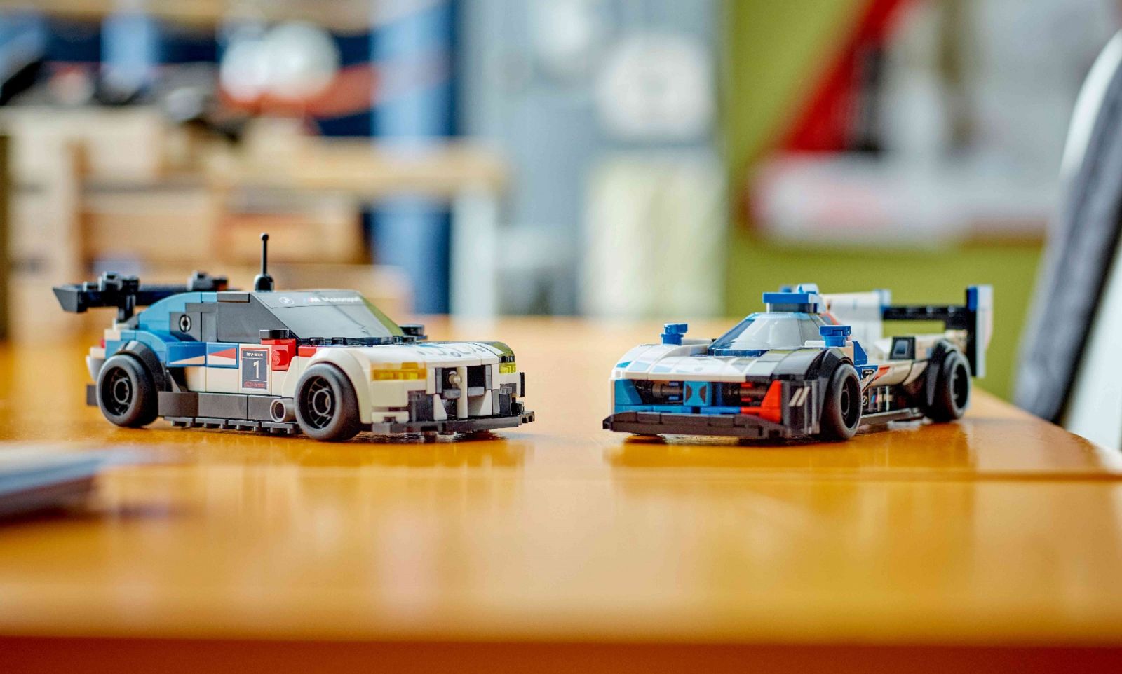 BMW-1-Serie-Zwart-voorkant-zijkant-industrieterrein-mobiel