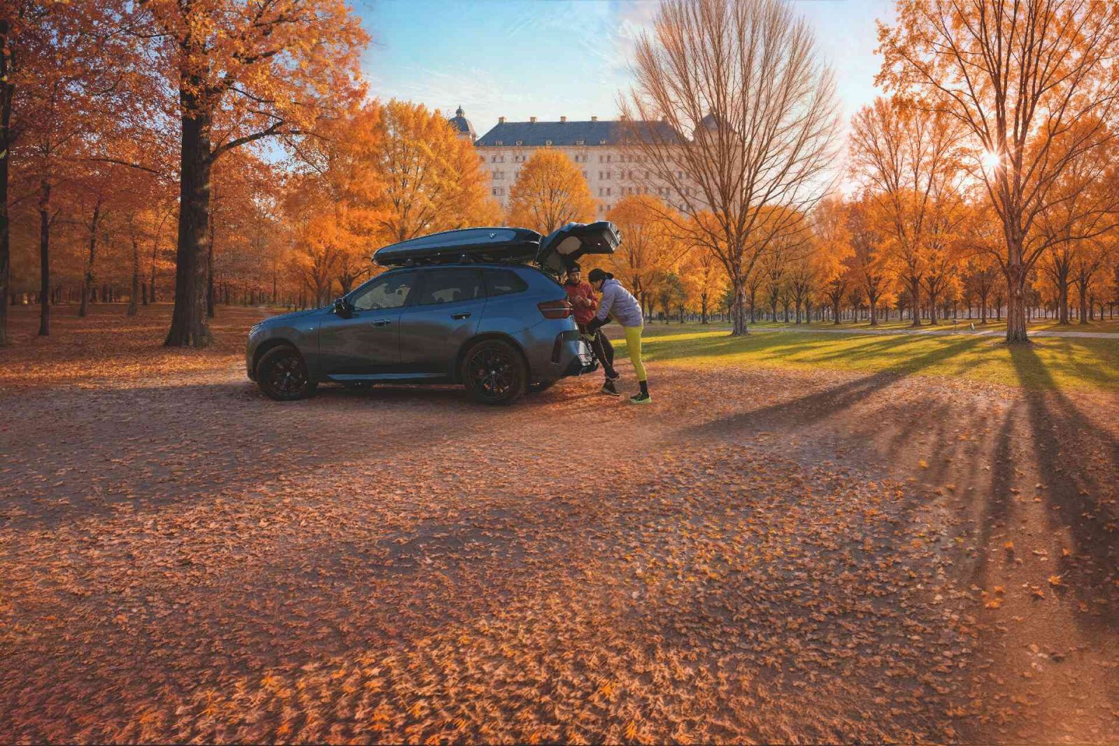 BMW-1-Serie-Zwart-voorkant-zijkant-industrieterrein-mobiel
