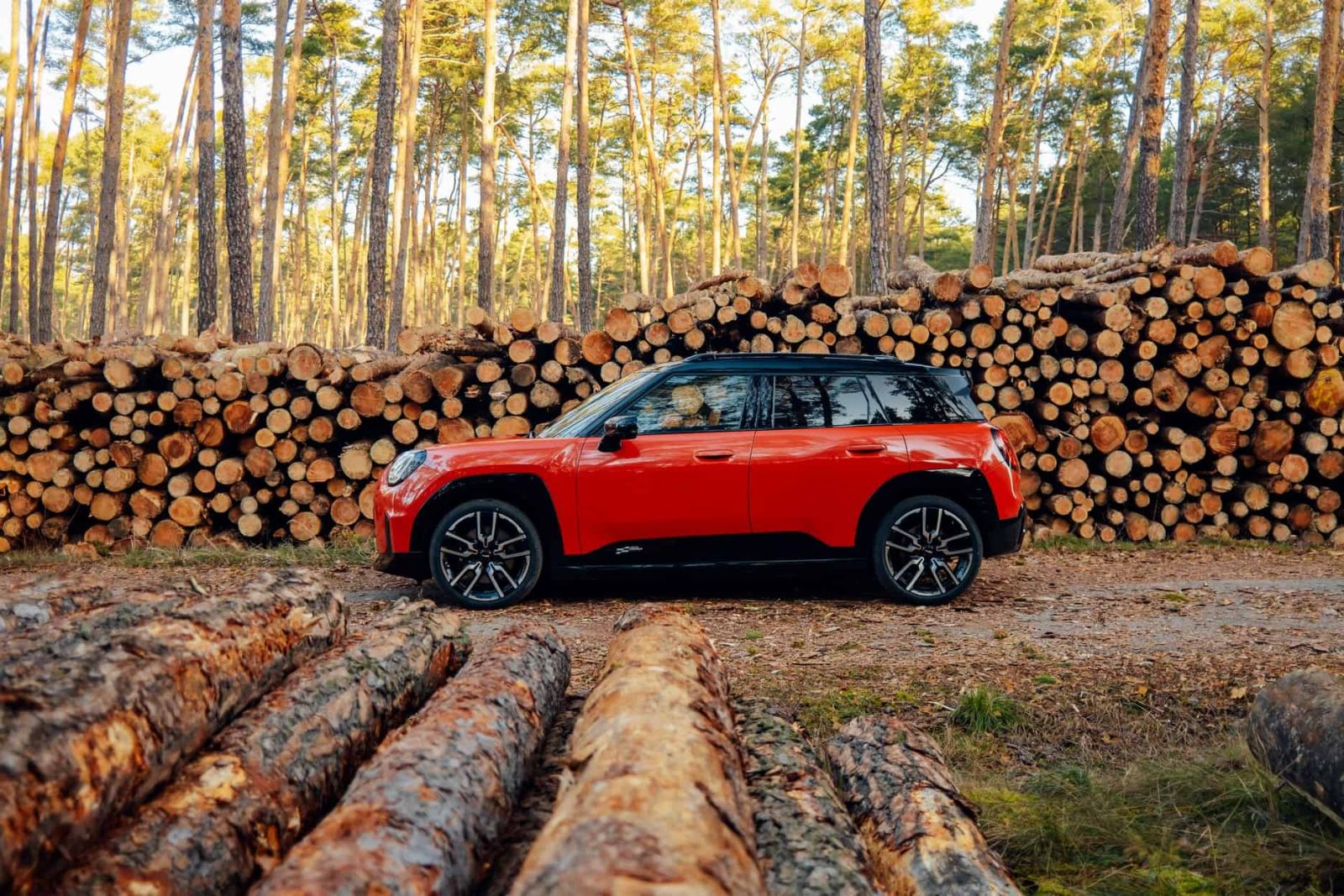 BMW-1-Serie-Zwart-voorkant-zijkant-industrieterrein-mobiel